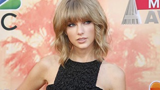 Taylor Swift kêu gọi fan đưa cha mẹ đi kiểm tra ung thư